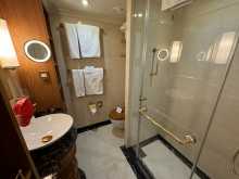 Badezimmer mit Dusche