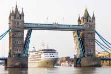Silver Wins Tower Bridge London (© Silversea Cruises Ltd.)