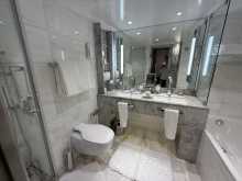 Badezimmer Veranda Suite mit Dusche und Badewanne